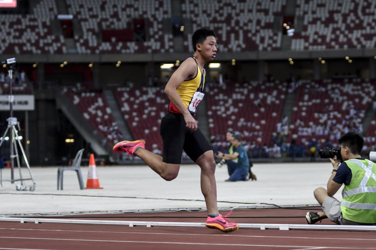 ACS(I)'s John Tan on the third leg in the B Div boys' 4x400m relay final. (Photo 1 © Iman Hashim/Red Sports)