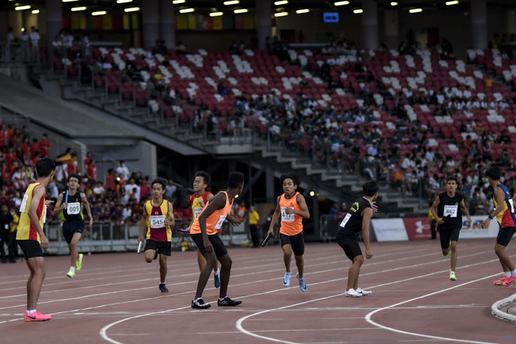 First baton exchange in the C Div boys' 4x400m relay final. (Photo 1 © Iman Hashim/Red Sports)