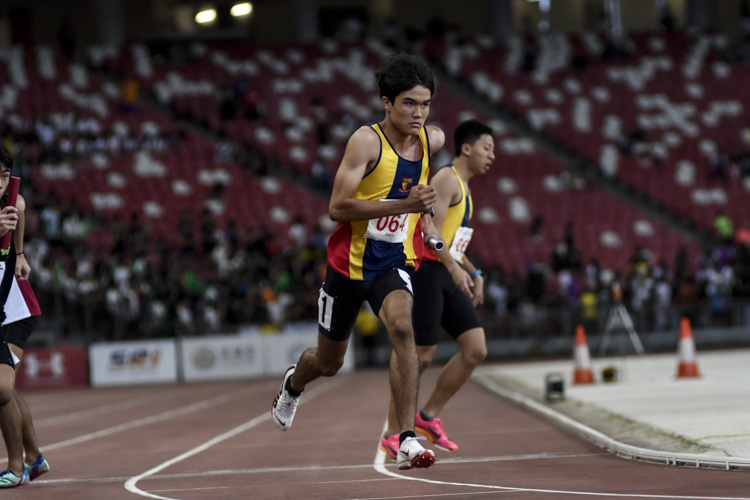 ACS(I)'s Harry Curran on anchor in the B Div boys' 4x400m relay final. (Photo 1 © Iman Hashim/Red Sports)