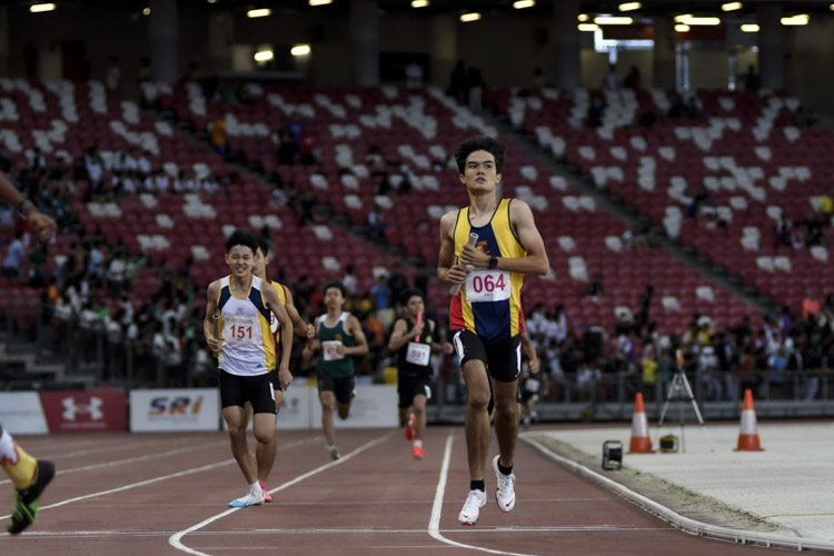 ACS(I)'s 400m champ Harry Curran brought his team from 4th to 2nd on the anchor in the B Div boys' 4x400m relay final. (Photo 1 © Iman Hashim/Red Sports)