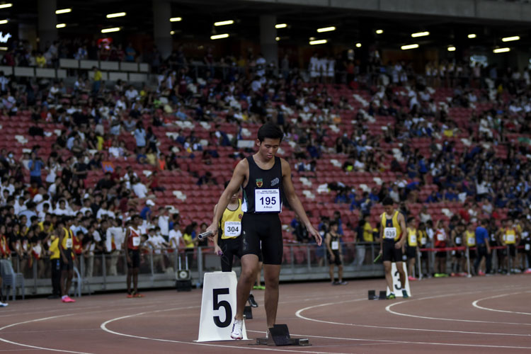RI's Brandon Ang (#195) on the first leg in the A Div boys' 4x400m relay final. (Photo 1 © Iman Hashim/Red Sports)