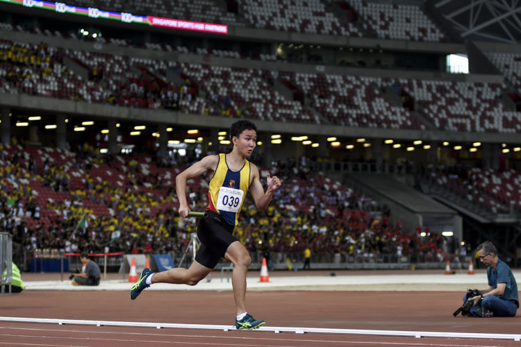 ACS(I)'s Joel Aidan Low (#39) on the first leg in the A Div boys' 4x400m relay final. (Photo 1 © Iman Hashim/Red Sports)