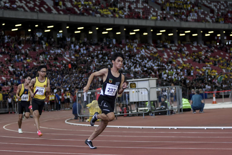RI's Zach Tan (#237) on the second leg in the A Div boys' 4x400m relay final. (Photo 1 © Iman Hashim/Red Sports)