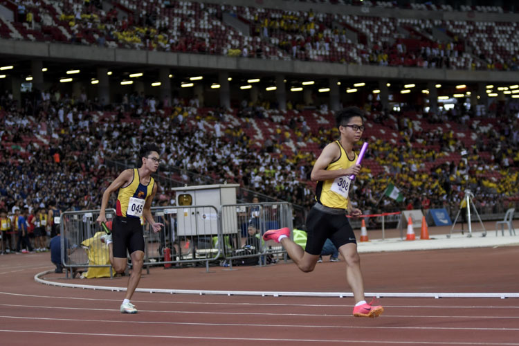 VJC's Renfred Ong (#308) on the second leg in the A Div boys' 4x400m relay final. (Photo 1 © Iman Hashim/Red Sports)