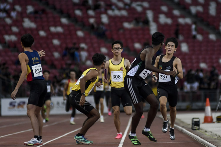Second exchanges in the A Div boys' 4x400m relay final. (Photo 1 © Iman Hashim/Red Sports)