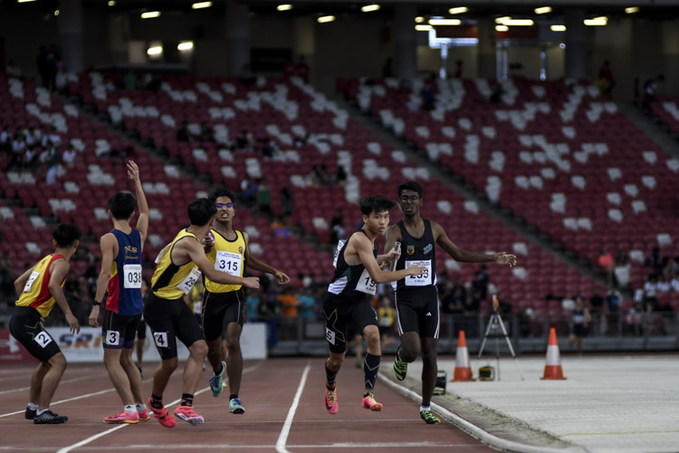 Final exchanges in the A Div boys' 4x400m relay final. (Photo 1 © Iman Hashim/Red Sports)