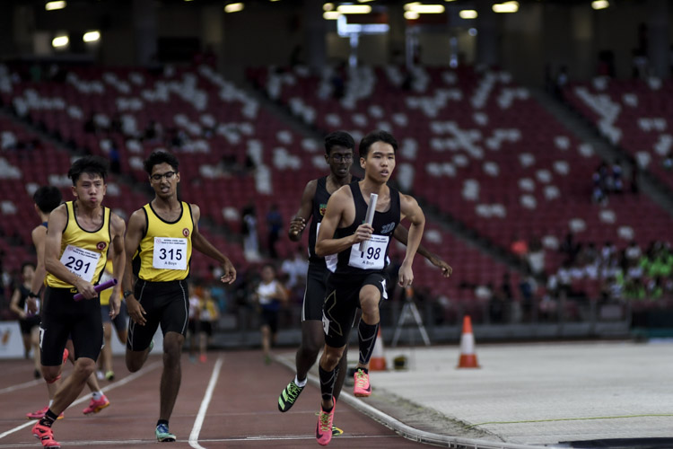 RI's Caleb Loy (#198) and VJC's Ethan Phua (#291) on the anchor leg in the A Div boys' 4x400m relay final. (Photo 1 © Iman Hashim/Red Sports)