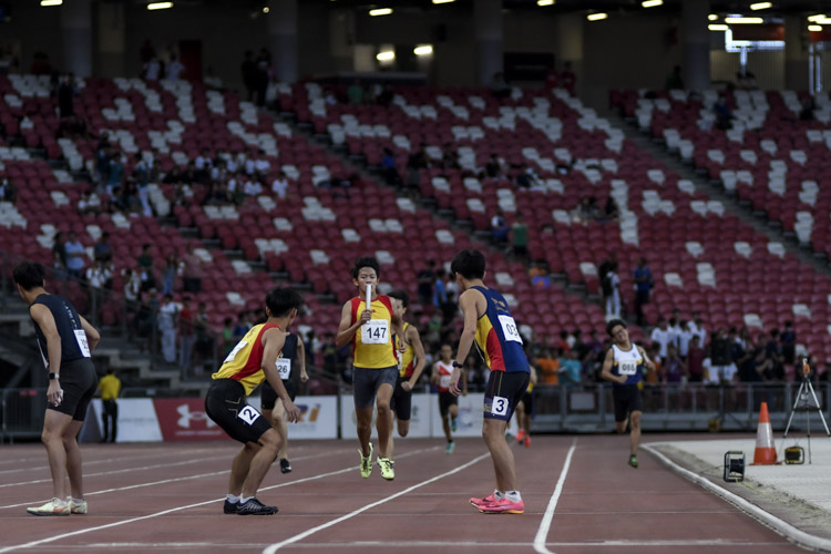 Final exchanges in the A Div boys' 4x400m relay final. (Photo 1 © Iman Hashim/Red Sports)