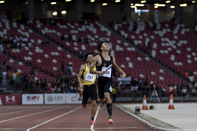 RI's Caleb Loy (#198) pips VJC's Ethan Phua (#291) on the anchor to snatch gold in the A Div boys' 4x400m relay final. (Photo X © Iman Hashim/Red Sports)