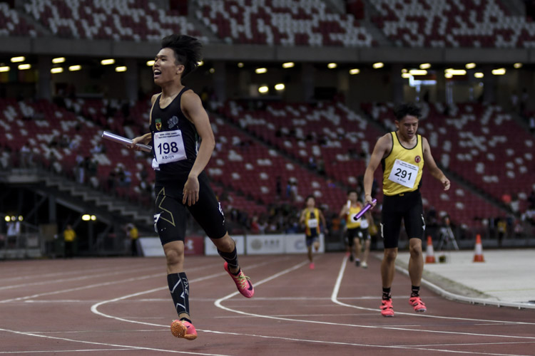 RI's Caleb Loy (#198) pips VJC's Ethan Phua (#291) on the anchor to snatch gold in the A Div boys' 4x400m relay final. (Photo 1 © Iman Hashim/Red Sports)