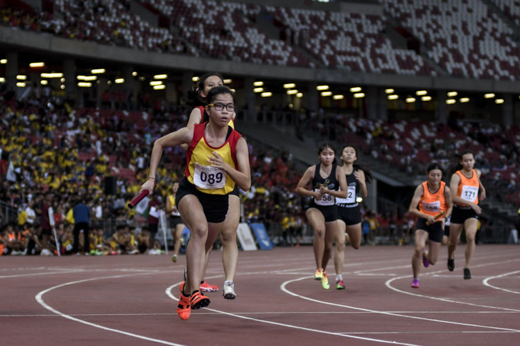 First baton exchange in the A Div girls' 4x400m relay final. (Photo 1 © Iman Hashim/Red Sports)