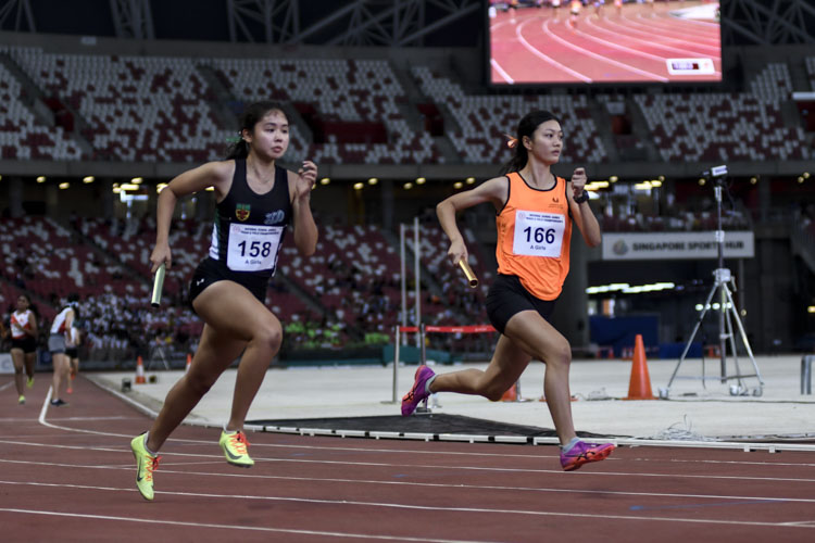 RI's Niesha Kim Bhandari (#158) and SSP's Cass Chan (#166) on the second leg in the A Div girls' 4x400m relay final. (Photo 1 © Iman Hashim/Red Sports)