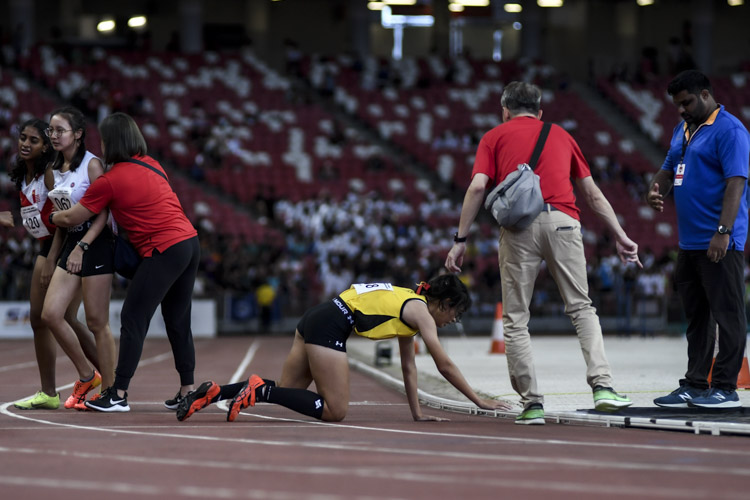 VJC's Ashley Tan crawls to the sidelines after the first leg of the A Div girls' 4x400m relay final. (Photo 1 © Iman Hashim/Red Sports)