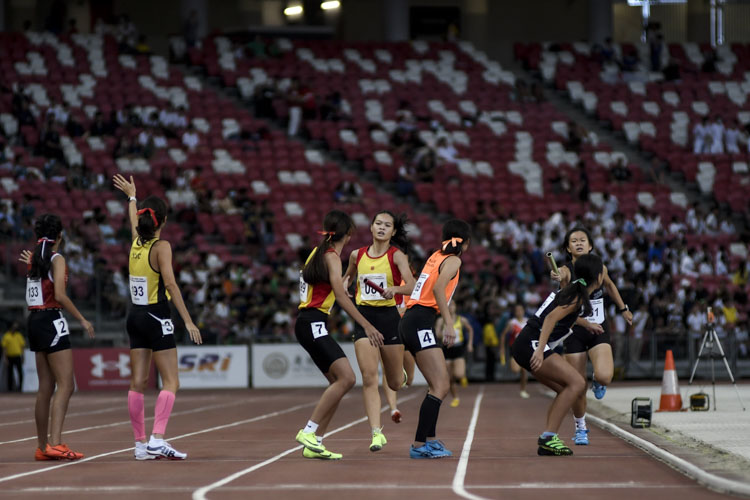 Final exchanges in the A Div girls' 4x400m relay final. (Photo 1 © Iman Hashim/Red Sports)