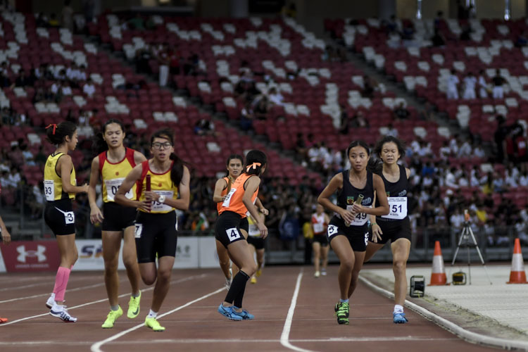 RI's Kirsten May Leong and HCI's Tan Kit Kaye receive the baton on anchor in the A Div girls' 4x400m relay final. (Photo 1 © Iman Hashim/Red Sports)