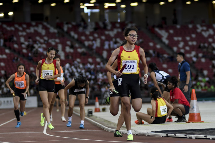 HCI's Tan Kit Kaye on anchor in the A Div girls' 4x400m relay final. (Photo 1 © Iman Hashim/Red Sports)