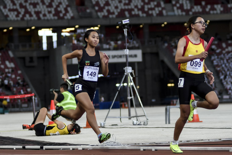 RI's Kirsten May Leong and HCI's Tan Kit Kaye on anchor in the A Div girls' 4x400m relay final.  (Photo 1 © Iman Hashim/Red Sports)