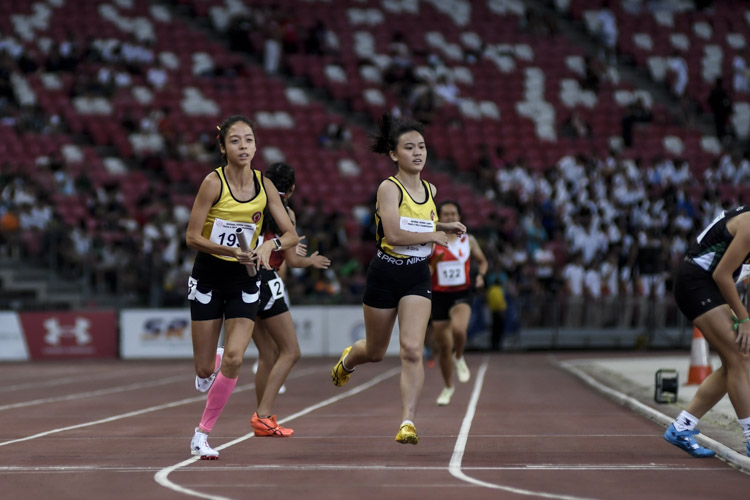 VJC's Faith Ford on anchor in the A Div girls' 4x400m relay final. (Photo 1 © Iman Hashim/Red Sports)