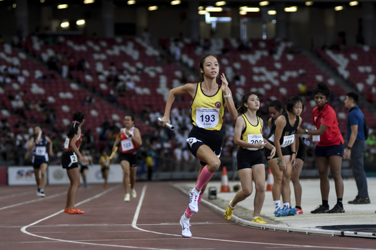 VJC's Faith Ford on anchor in the A Div girls' 4x400m relay final. (Photo 1 © Iman Hashim/Red Sports)