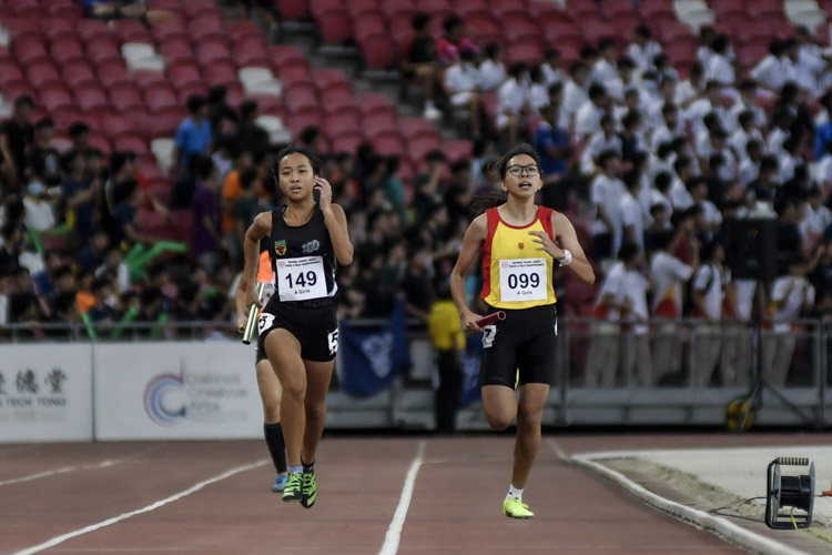 RI's Kirsten May Leong and HCI's Tan Kit Kaye on anchor in the A Div girls' 4x400m relay final. RI pipped HCI by 0.56s to win gold. (Photo 1 © Iman Hashim/Red Sports)