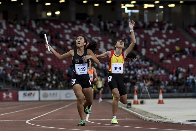 RI's Kirsten May Leong (#149) and HCI's Tan Kit Kaye (#99) on anchor in the A Div girls' 4x400m relay final. RI pipped HCI by 0.56s to win gold. (Photo X © Iman Hashim/Red Sports)