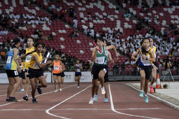 Final exchanges in the C Div girls' 4x400m relay final. (Photo 1 © Iman Hashim/Red Sports)