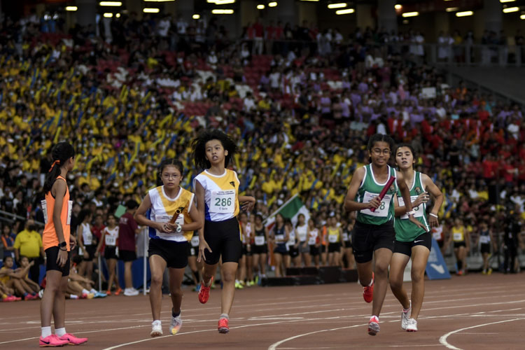 First baton exchange in the C Div girls' 4x400m relay final. (Photo 1 © Iman Hashim/Red Sports)
