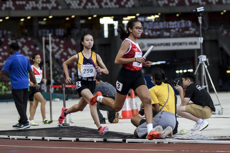 NJC's Tamara Tyles and MGS's Alexa Tan on the anchor leg in the C Div girls' 4x400m relay final. (Photo 1 © Iman Hashim/Red Sports)