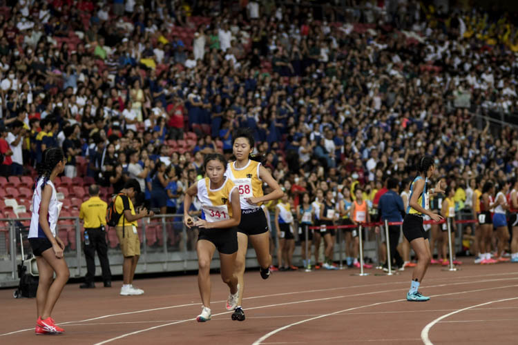 First baton exchange in the B Div girls' 4x400m relay final. (Photo 1 © Iman Hashim/Red Sports)