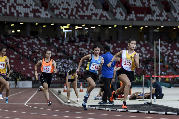 Third leg of the B Div girls' 4x400m relay final. (Photo 1 © Iman Hashim/Red Sports)