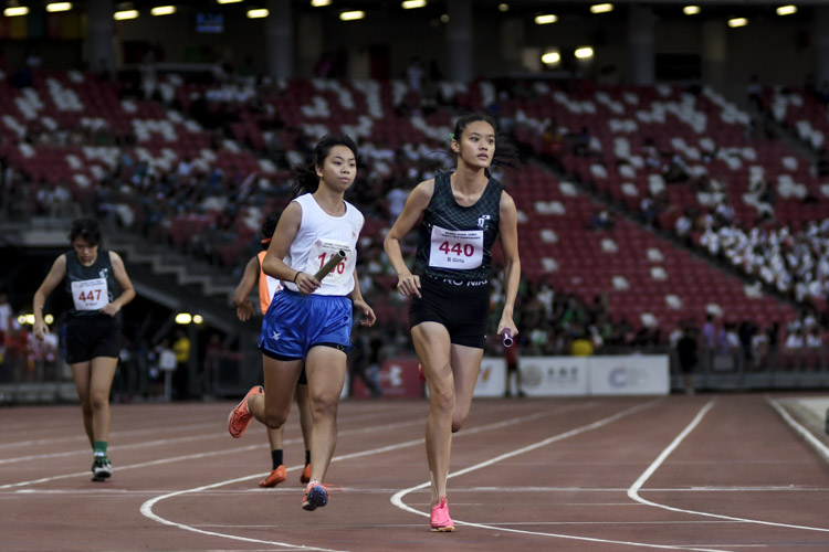 RGS's Clara Lim and CHIJ St. Nicholas Girls' Jayme Ng on the third leg of the B Div girls' 4x400m relay final. (Photo 1 © Iman Hashim/Red Sports)