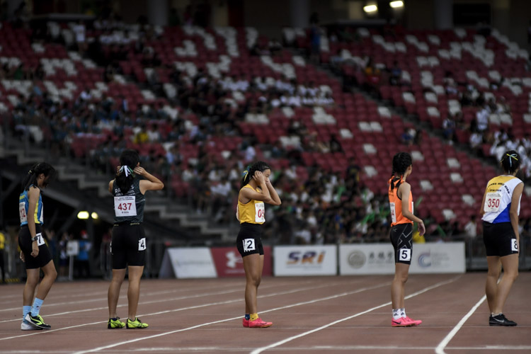 Anchor runners waiting for their turn in the B Div girls' 4x400m relay final. (Photo 1 © Iman Hashim/Red Sports)