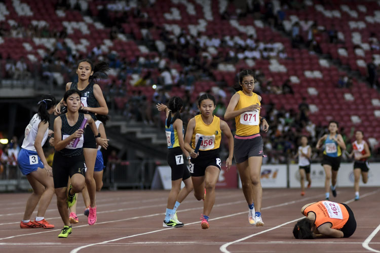 Final baton exchanges in the B Div girls' 4x400m relay final. (Photo 1 © Iman Hashim/Red Sports)