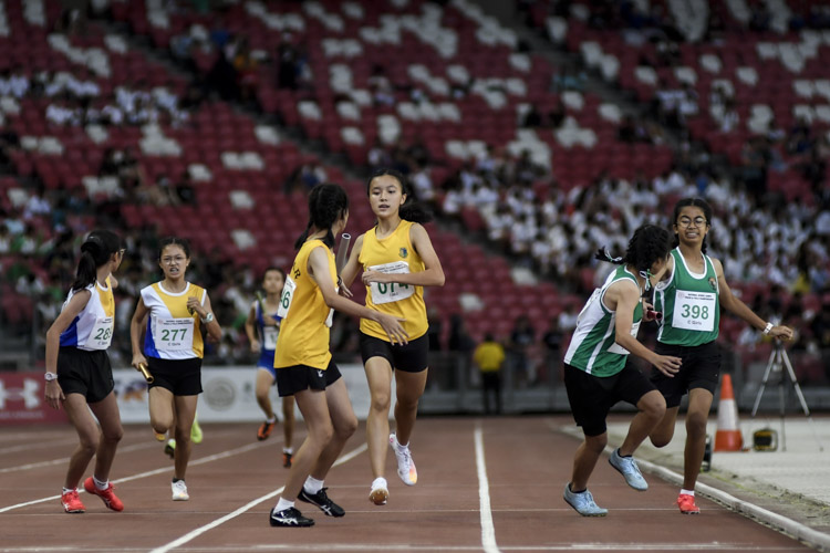 Second baton exchange in the C Div girls' 4x400m relay final. (Photo 1 © Iman Hashim/Red Sports)