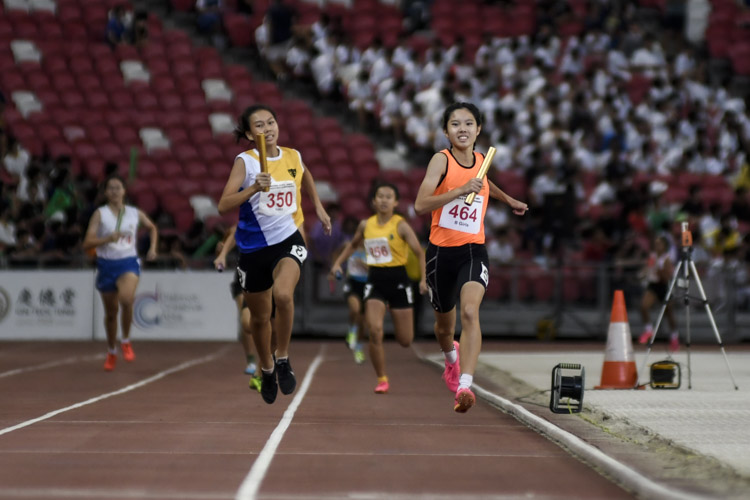 SSP's Victoria Chua (#464) anchors her team to gold in the B Div girls' 4x400m relay final. (Photo 1 © Iman Hashim/Red Sports)