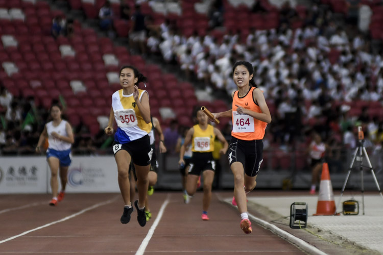 SSP's Victoria Chua (#464) anchors her team to gold in the B Div girls' 4x400m relay final. NYGH finished second and RGS third. (Photo 1 © Iman Hashim/Red Sports)