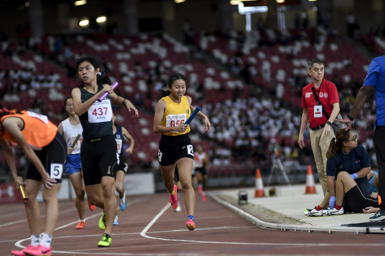 Cedar's Choo Jia Yi anchors her team to fourth in the B Div girls' 4x400m relay final. (Photo 1 © Iman Hashim/Red Sports)