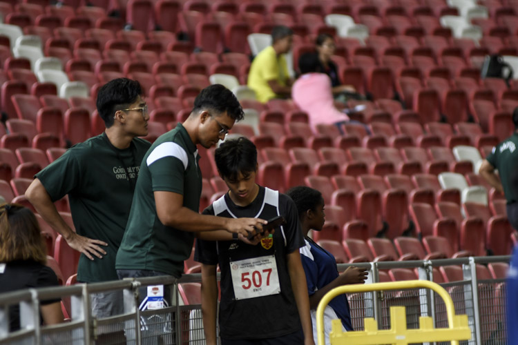 RI's Rei Tan getting pointers from coach Fuad Idris and national high jumper Brandon Heng. (Photo 1 © Iman Hashim/Red Sports)