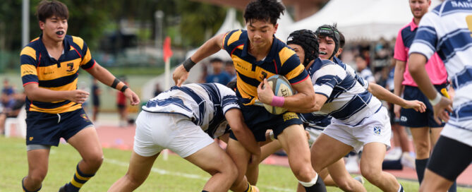 Jacob Tan (AC #5) attempts to bust a tackle. (Photo 2 © Jared Chow/Red Sports)
