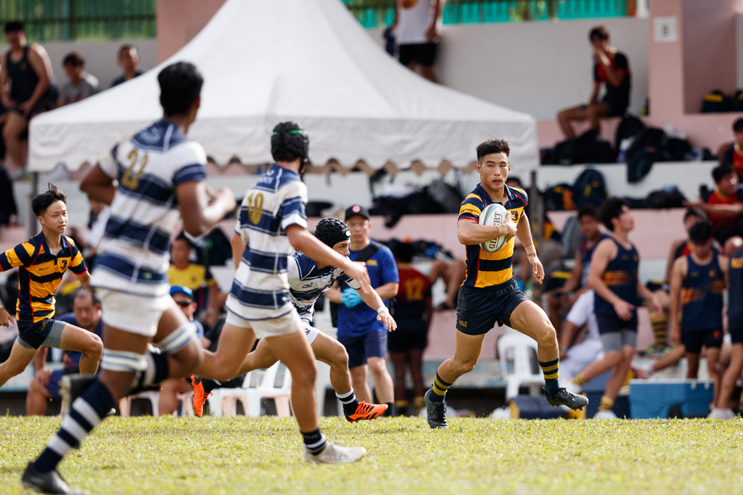 Centre Jedd Tan (AC #22) looks out for incoming Saints defenders after breaking the line. (Photo 3 © Joash Chow/Red Sports)