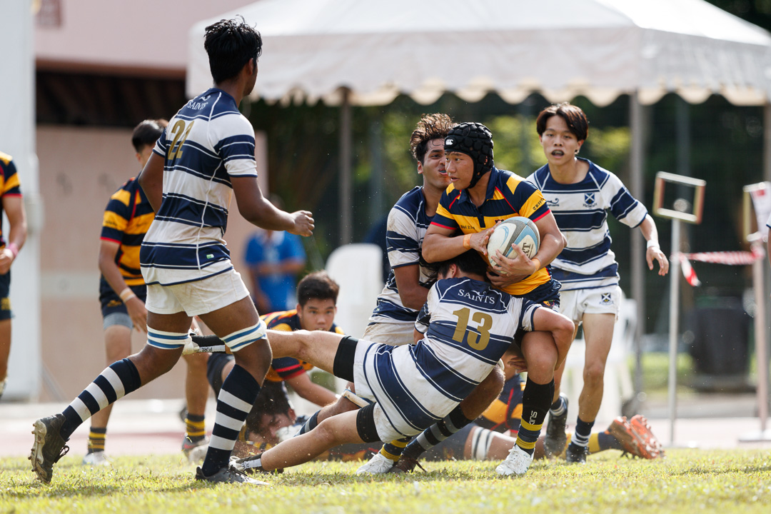 An AC player looks to offload. (Photo 7 © Joash Chow/Red Sports)