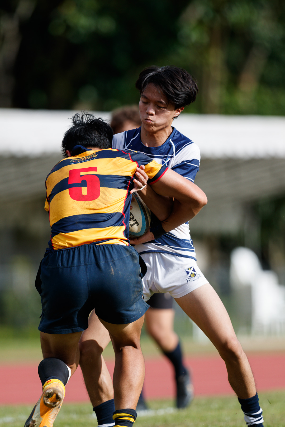 Jacob Tan (AC #5) collides with an opponent. (Photo 10 © Jared Chow/Red Sports)