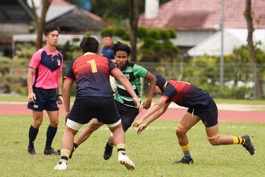 An RI player carries into the ACJC forwards. (Photo 19 © Jared Chow/Red Sports)