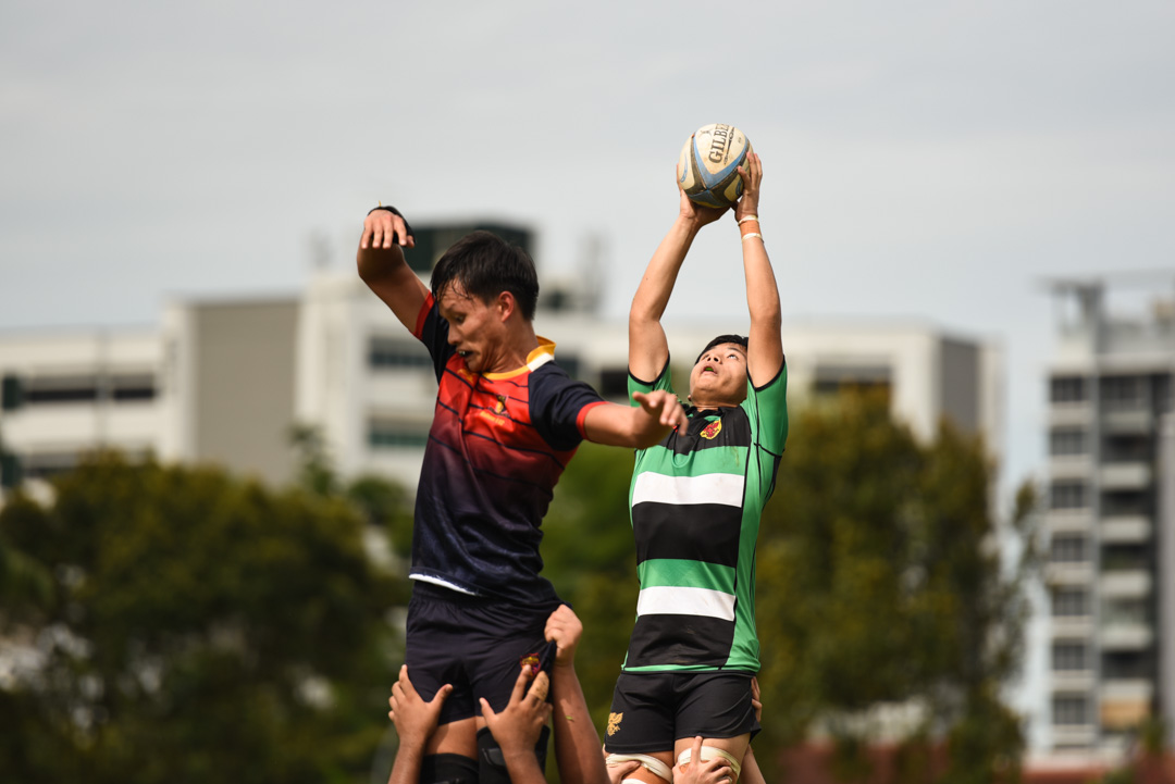 A Raffles player catches the ball in the lineout. (Photo 27 © Jared Chow/Red Sports)