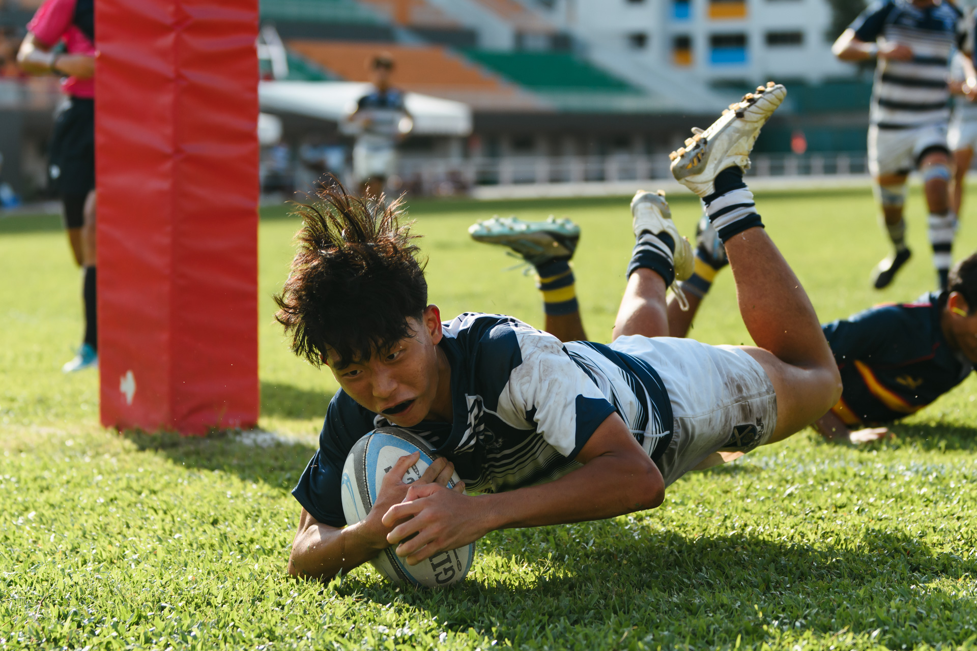 St. Andrew’s Ashton Lim (#9) grounds the ball to score his team’s third try. (Photo 1 © Joash Chow/Red Sports)